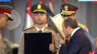 مدير الأكاديمية العسكرية يهدي نسخة من القرآن الكريم للرئيس السيسي