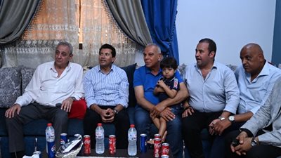 وزير الرياضة يشاهد مباراة ليفربول وكريستال بالاس في منزل محمد صلاح بالغربية (صور)