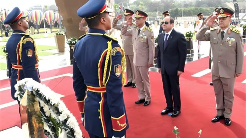 الرئيس السيسي يضع إكليلا من الزهور على النصب التذكاري للجند