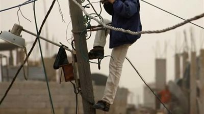 التحفظ على عامل صعقه التيار الكهربائي أثناء محاولة سرقة كابلات في الظاهر