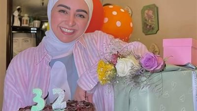 هلا رشدي تحتفل بعيد ميلادها في كافيه بمصر الجديدة