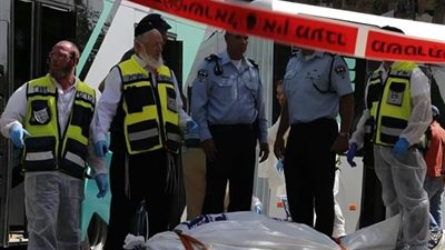 4 إصابات خطيرة وحالة وفاة في عملية طعن إسرائيليين بمحطة بئر السبع
