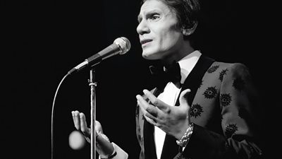 ابن شقيق العندليب يهدي ميكرفونه الذهبي لـ مطرب شاب (صور)
