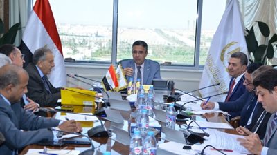 لمتابعة توافر السلع بالسوق، وزير التموين يجتمع مع رئيس اتحاد الغرف التجارية