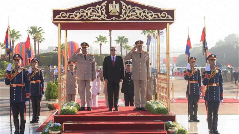 الرئيس السيسي يضع أكاليل الزهور على قبر الجندي المجهول