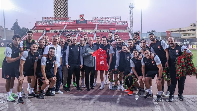 الخطيب مع فريق اليد بالأهلي