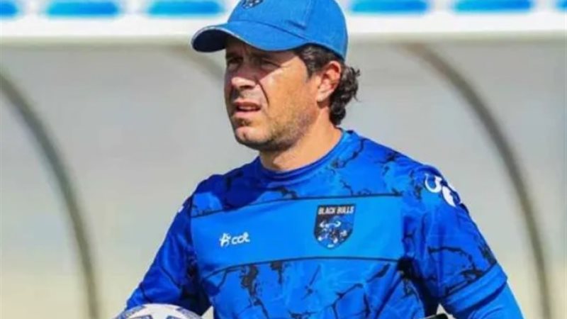 المدير الفني لفريق بلاك بولز الموزمبيقي