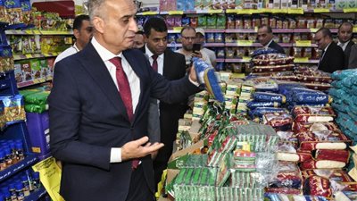 رئيس حماية المستهلك «يضبط الأسعار» بنفسه في سوق شبرا