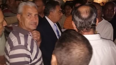 محافظ الدقهلية يتجول منفردًا بشوارع مدينة المنصورة ويلتقي المواطنين ويستمع لـ مطالبهم