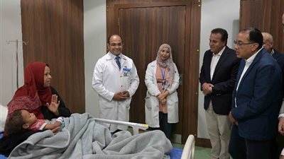 رئيس الوزراء يطمئن على حالة طفل خضع لجراحة ضمن منظومة التأمين الصحي الشامل