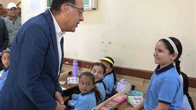 رئيس الوزراء يجري حوارا مع طلاب مدرسة وادي الملكات الابتدائية بالأقصر