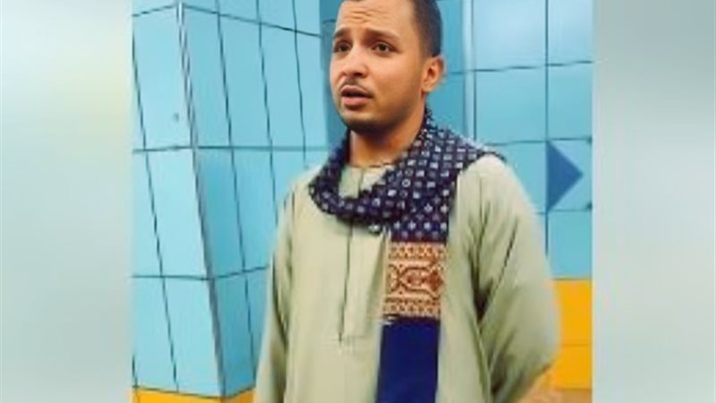 شاب صعيدي يقلد نصر الدين طوبار بالمترو