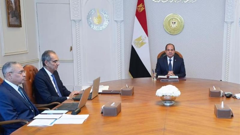 الرئيس عبد الفتاح السيسي مع الدكتور عمرو طلعت وزير الاتصالا
