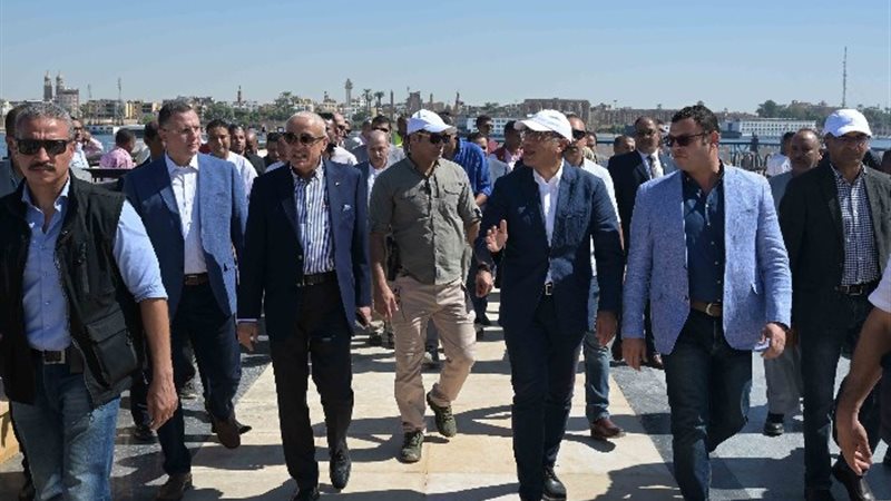 رئيس الوزراء خلال الجولة