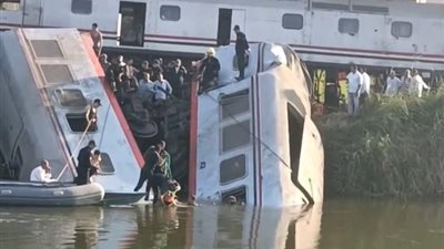 الإنقاذ النهري تحاول انتشال عربات قطار المنيا والبحث عن مصابين
