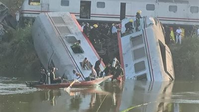 الأجساد ملأت المياه، شاهد عيان يروى لحظات الفزع والأمل بحادث غرق قطار بالمنيا