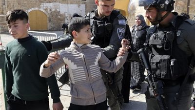 الاحتلال يصعد انتهاكاته بـ الضفة، اعتقالات ومنع الطلاب من الوصول لمدارسهم واقتحام القرى