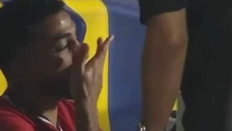 محمد عبد المنعم بعد خروجه مصابًا من مباراة مصر وموريتانيا