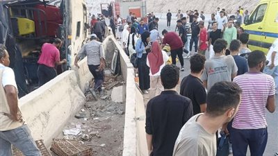 مصرع 8 أشخاص وإصابة 27 آخرين في حادث انقلاب أتوبيس طلاب بطريق الجلالة (صور)