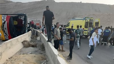 الدفع بـ30 سيارة إسعاف لنقل ضحايا حادث انقلاب أتوبيس الجلالة (فيديو)