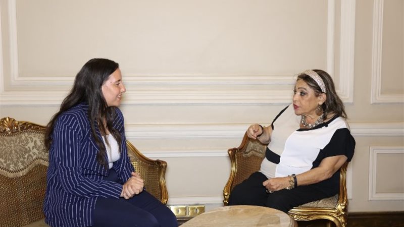 السفيرة مني عمر
