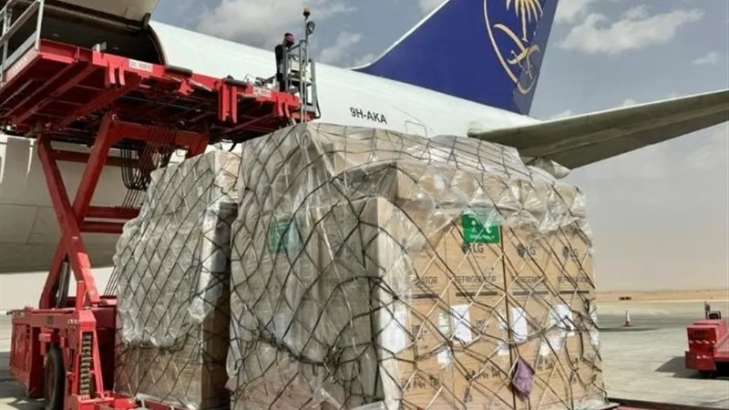 طائرة مساعدات إغاثية سعودية تتجه للبنان