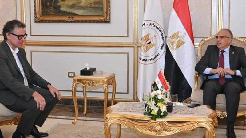 وزير الموارد المائية والري وممثلي منظمة «فلاندز» 