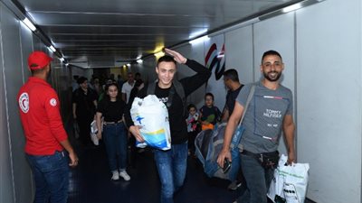 شاهد فرحة المصريين العالقين في لبنان بعودتهم إلى أرض الوطن