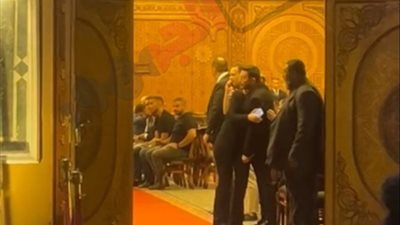 ملك زاهر تساند والدها أثناء عزاء خالته بمسجد الشرطة