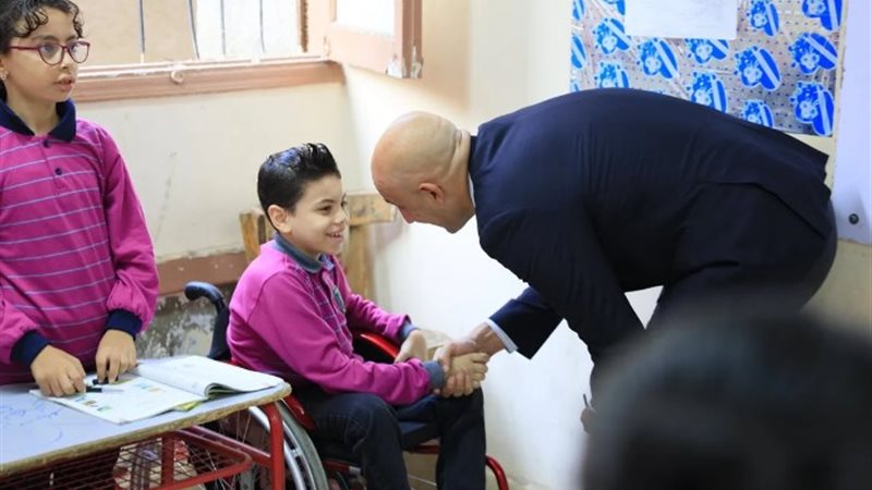 وزير التربية والتعليم مع الطالب “جمال محمد جمال”