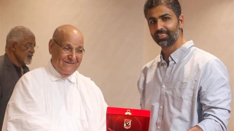مهند مجدي يهدي درع الأهلي لـ «جماعة العيون»