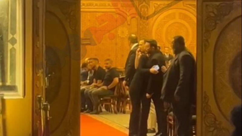 ملك زاهر تساند والدها