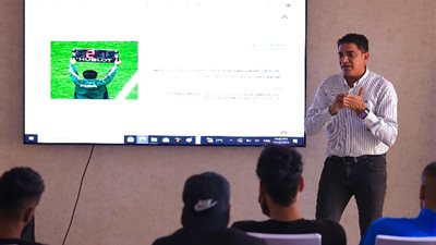 إبراهيم نور الدين يحاضر لاعبي بيراميدز قبل مواجهة الزمالك (صور)
