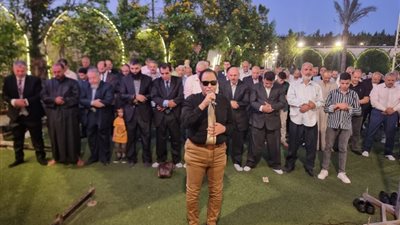«التزام بالدين في ليلة العمر» عريس يوقف حفل زفافه لأداء صلاة المغرب