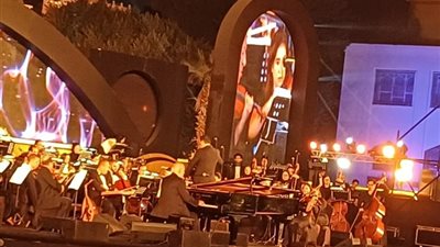 عمر خيرت يبدأ حفله بـ «خلي بالك من عقلك»