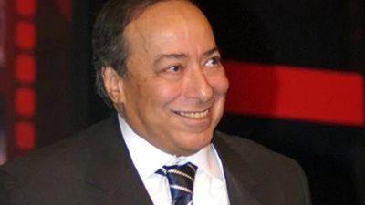 «خلع الكرافتة على الهواء»، لقاء نادر يظهر خفة ظل صلاح السعدني (فيديو)