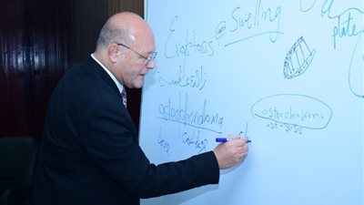 رئيس جامعة سوهاج يلقي درسًا لطلابه عن إصابة الأعصاب الطرفية (صور)