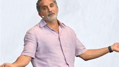 باسم يوسف يوجه رسالة خاصة للمتنمرين:« هم هنا وانتو لأ»