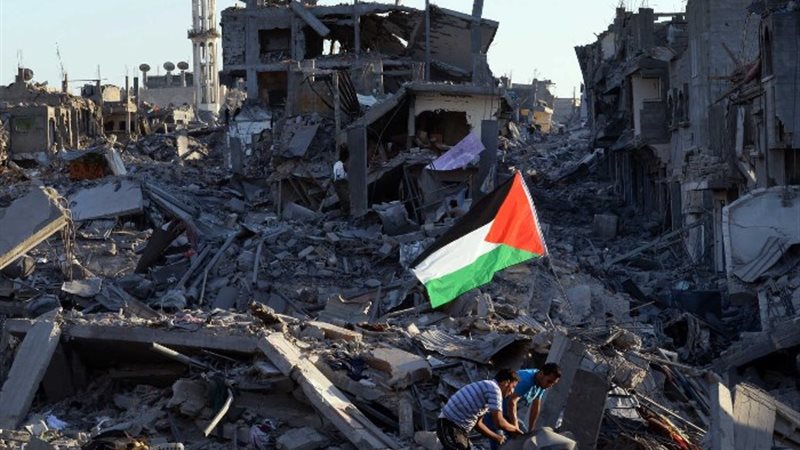 علم فلسطين من قلب الدمار في قطاع غزة