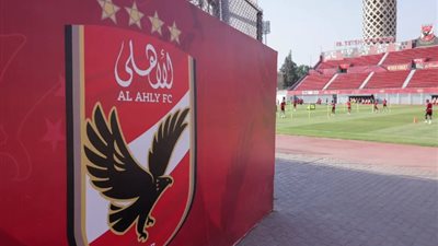 شعار الأهلي يزين برج القاهرة (صور)