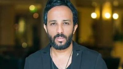 جثمان والدة أحمد عصام يصل إلى مسجد الشرطة لصلاة الجنازة
