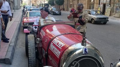 بعد 100 عام، مغامرون أستراليون يصلون إلى مصر بسيارة قديمة في رحلة تاريخية