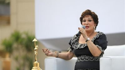 ببوسة على الجبين، لبلبة تهنئ محمود حميدة عقب تكريمه في مهرجان الجونة (صور)