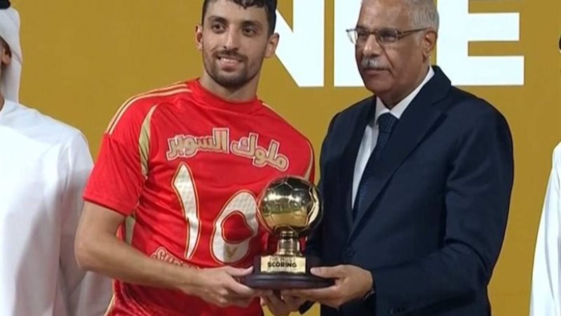 طاهر محمد طاهر أثناء تسلم الجائزة
