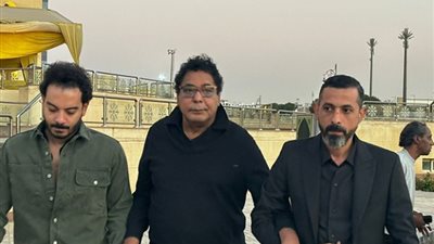محمد منير يقدم واجب العزاء في وفاة والدة أحمد عصام (صور)