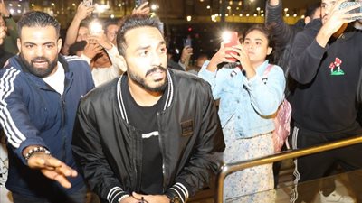 كهربا يتحدى الأهلي، الفولت يخرق الحظر ويظهر في عزاء والدة الفنان أحمد عصام