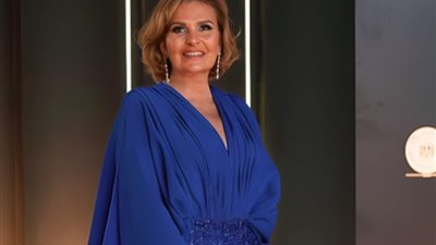 يسرا بإطلالة جديدة على السجادة الحمراء بمهرجان الجونة السينمائي