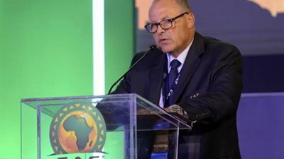 «هاني أبو ريدة» يسلم كأس القارات الثلاث للفائز في مباراة الأهلي والعين