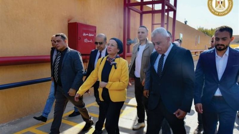 وزيرة البيئة خلال الجولة