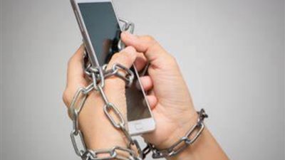 هل يتحول الهاتف الذكي من أداة مساعدة إلى سجن رقمي؟